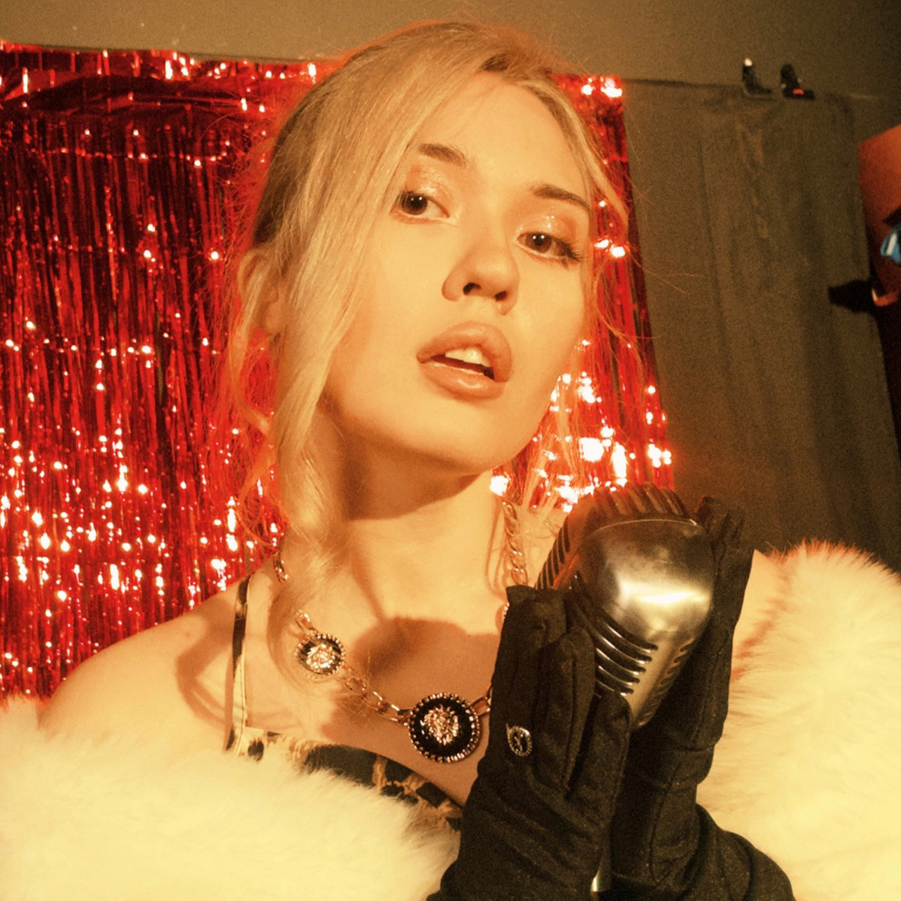DEAD BLONDE с винтажным микрофоном на красном фоне